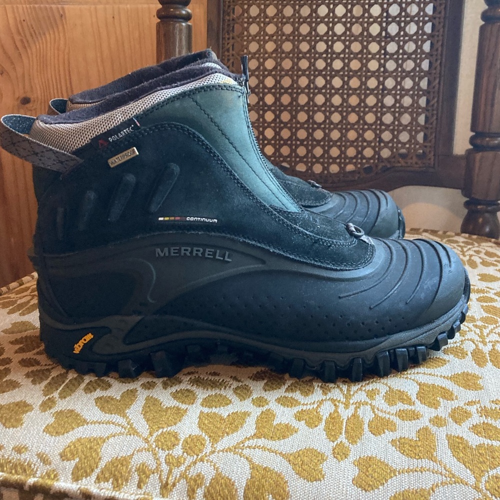 Waterproof Merrell like new boots insulated